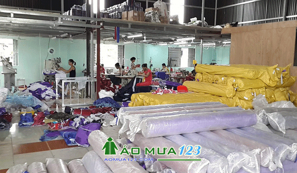 Công nhân đang tiến hành sản xuất áo mưa